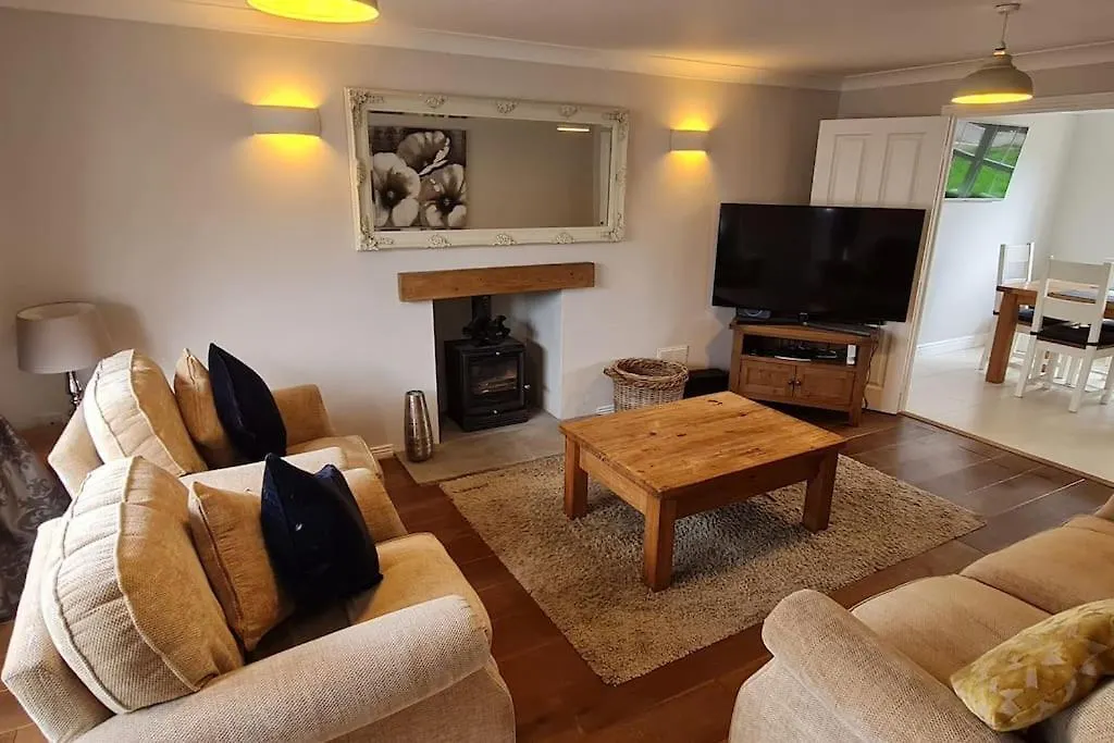 Dom wakacyjny Spacious Four Bed Detached Home In Nottingham